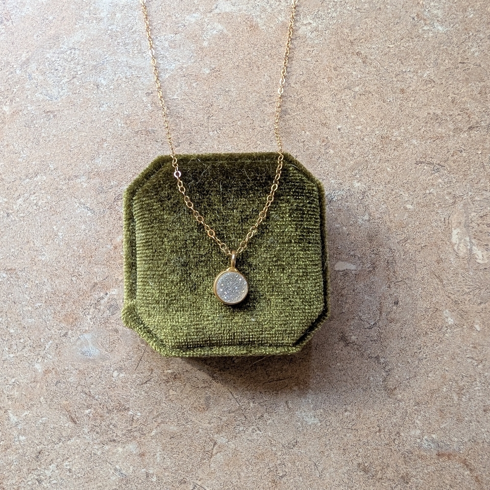 Elegant Gold Pendant Necklace